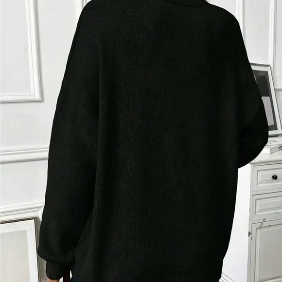 Everday Essential Crewneck Sweater - Picture 3 of 5